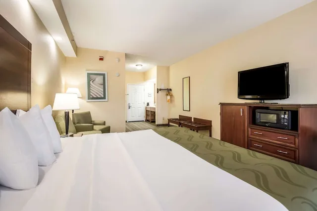 غرفة قياسية بسرير كينج، Quality Inn Oak Ridge - Knoxville West 1/10