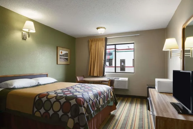 غرفة قياسية بسرير كوين للمدخنين، Super 8 by Wyndham Blackwell 1/2