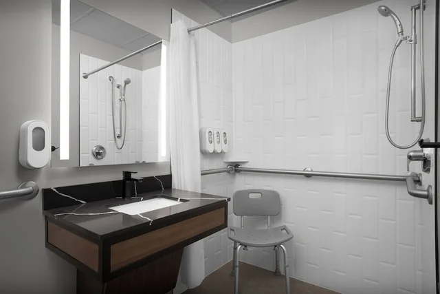جناح بسرير كينج مع أريكة لذوي الإعاقة، The Suites Hotel at Waterfront Plaza 5/6