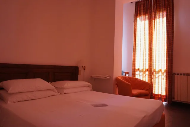 غرفة بسرير مزدوج أو سريرين منفصلين بإطلالة على البحر، Hotel Beau Rivage 3/9