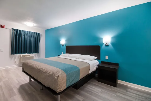 غرفة ديلوكس بسرير كينج للمدخنين، Motel6 Metropolis, IL 2/8