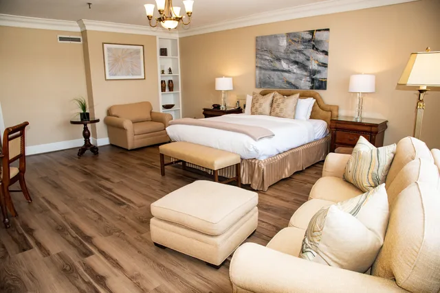 Master, Executive, Suite, King Bed, Sofa, Pet Friendly, Accessible، Haywood Park Hotel, Ascend Hotel Collection 7/10