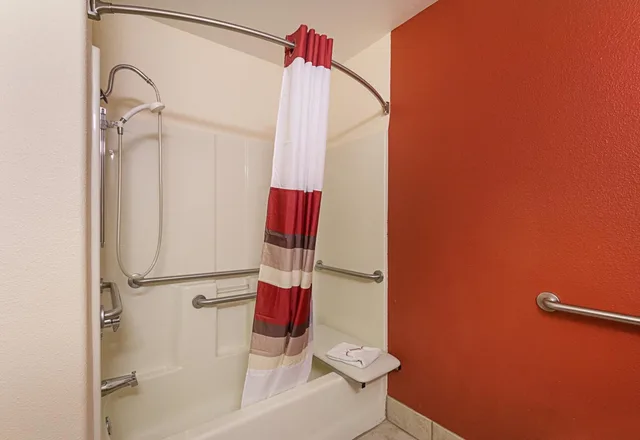 Room, King Bed, Bathtub, Accessible, Super 8 by Wyndham New Braunfels I-35 5/6