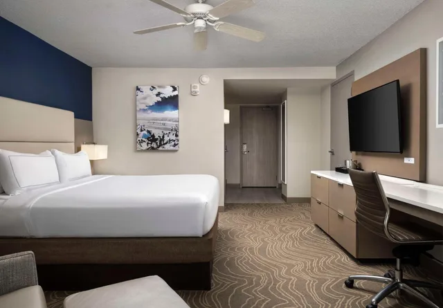 غرفة بسرير كينج بشرفة بحوض استحمام لذوي الإعاقة، Hilton Virginia Beach Oceanfront 3/7