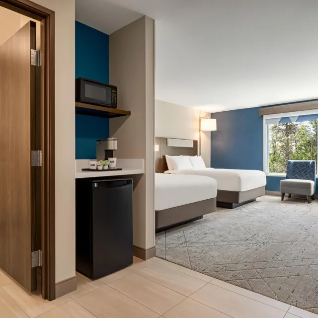 غرفة بسرير كينج وسريرين كوين لذوي الإعاقة، Holiday Inn Express & Suites Rhinelander, an IHG Hotel 3/5