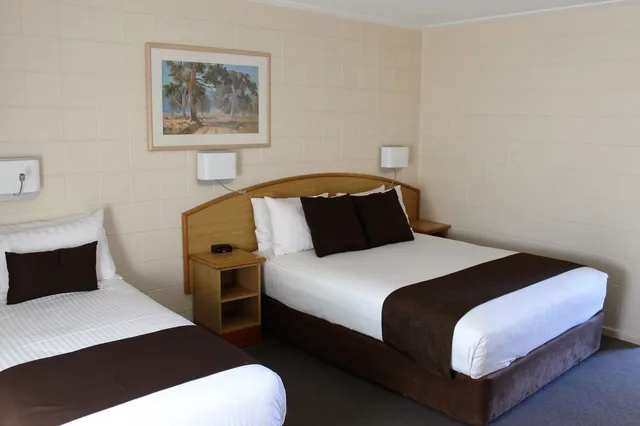 Deluxe, Single, Queen Bed, Hospitality Inn Geraldton SureStay Collection by Best Western 4/9