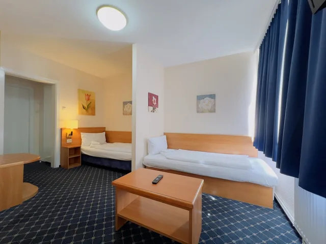 غرفة قياسية رباعية بسرير مزدوج وسريرين منفصلين، Elbbrucken Hotel 8/9