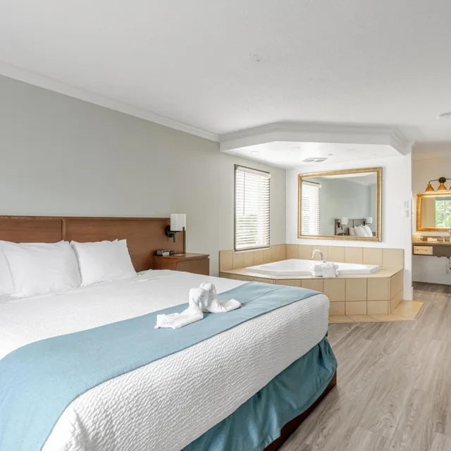 غرفة بسرير كينج بجاكوزي، Ramada By Wyndham Surrey/Langley 1/7