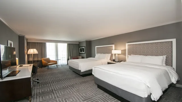 Premium, King Bed, Plaza View, Balcony, Accessible, InterContinental Kansas City at the Plaza 2/4