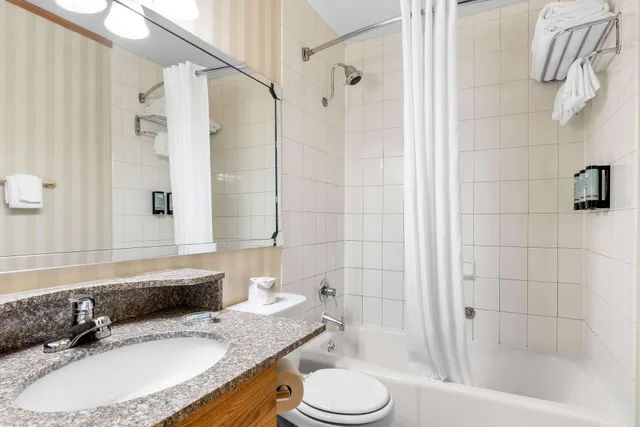 جناح داخلي بسريرين كوين بإطلالة على البحيرة بشرفة مع أريكة، Best Western Adirondack Inn 5/5