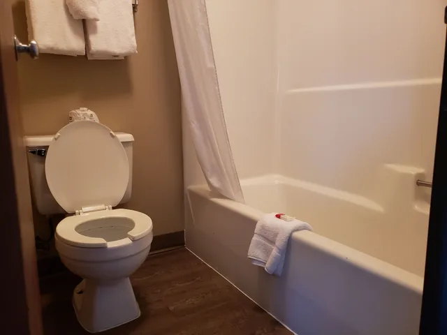 جناح استوديو بسرير كوين، Super 8 By Wyndham Milwaukee Airport 9/10