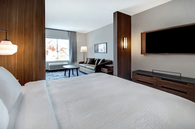 جناح بسرير كينج مع أريكة لذوي الإعاقة، Fairfield Inn & Suites Rochester Hills 2/6