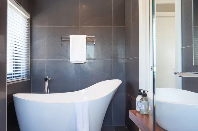 جناح ديلوكس بسرير كينج مع أريكة، Bliss Boutique Hotel 1/2