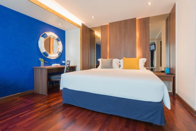 كابينة بسرير مزدوج بإطلالة جزئية على البحر، The Cruise Hotel 7/10