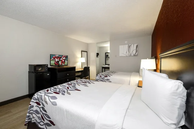 Deluxe, 2 Double Beds, Pool View, Red Roof Inn Hot Springs 4/10