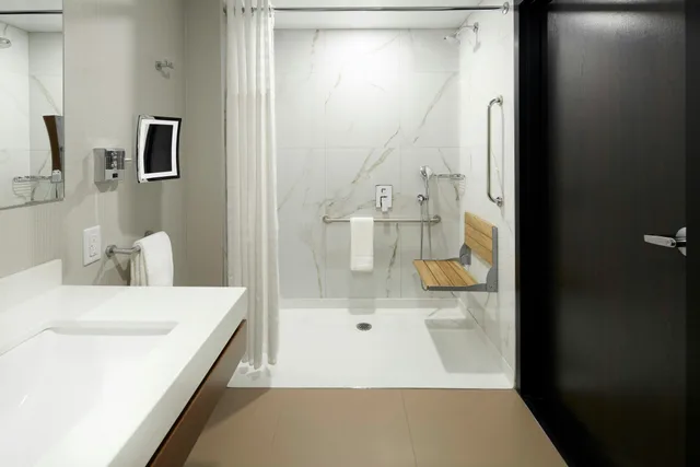 غرفة بسرير كوين لذوي الإعاقة، Doubletree by Hilton Montreal Airport 2/2