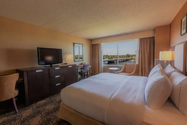 Room, King Bed, with View, DoubleTree by Hilton Hotel Bay City - Riverfront 2/8