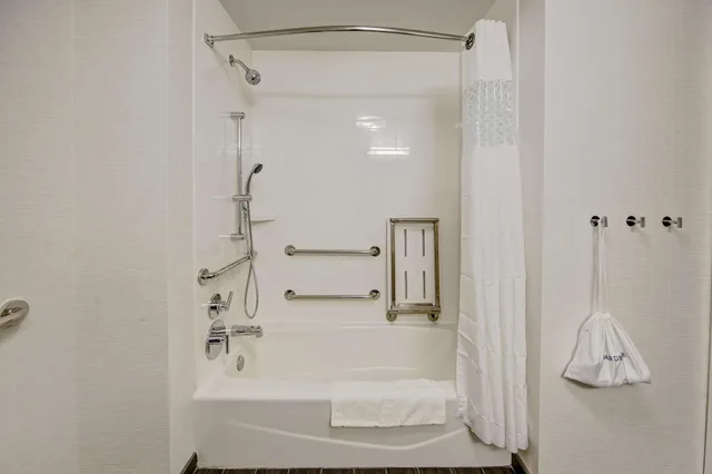 غرفة بسريرين كوين بحوض استحمام لذوي الإعاقة، Hampton Inn And Suites Memphis Germantown 5/6