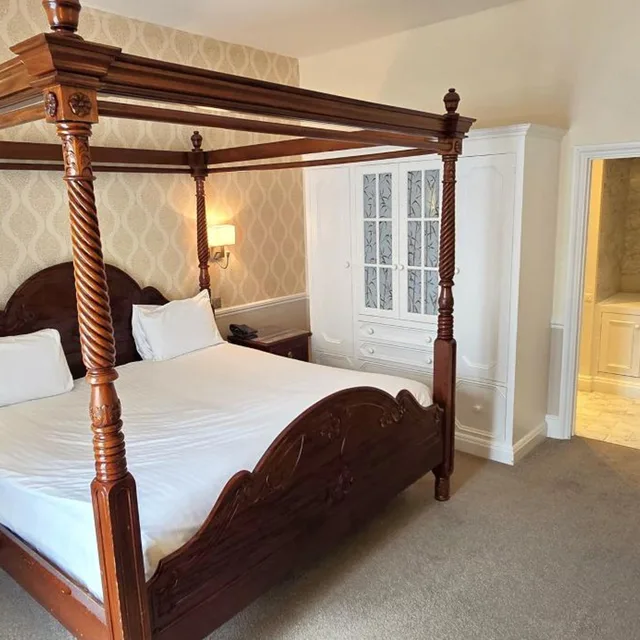 Manor, Four Poster، Manor of Groves 1/10