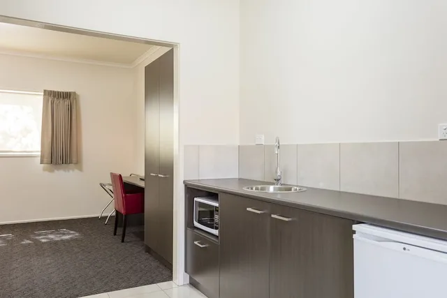 غرفة تنفيذية كبيرة بسرير كوين، Quality Inn Colonial 4/4