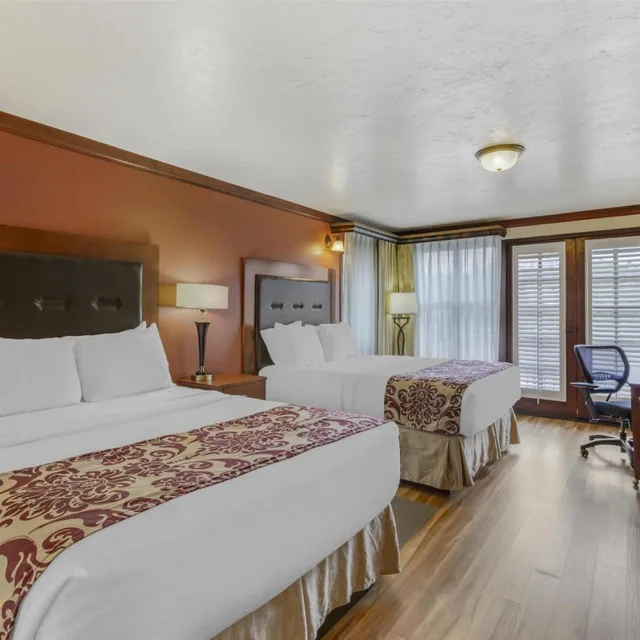 غرفة بسريرين كوين بحوض استحمام لذوي الإعاقة، Best Western Plus Greenwell Inn 2/4