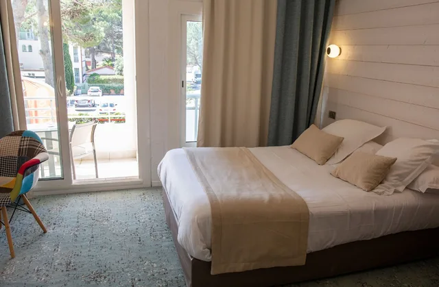 غرفة بسرير مزدوج بإطلالة على البحر، Grand Hotel Du Lido 4/9