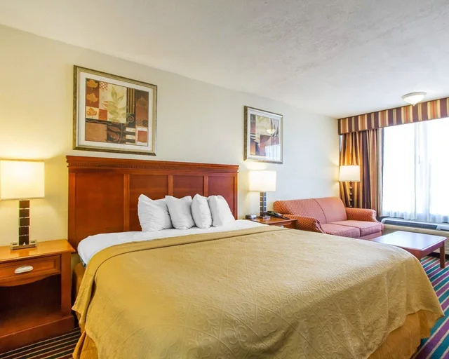 غرفة بسرير كينج لذوي الإعاقة، Quality Inn Dyersburg I-155 1/3