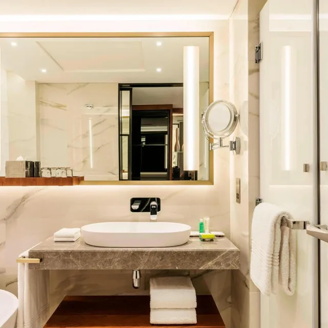 Guest Room, Superior, Pool View, Direct Pool Access، Le Meridien Dubai Hotel and Conference Centre 7/8