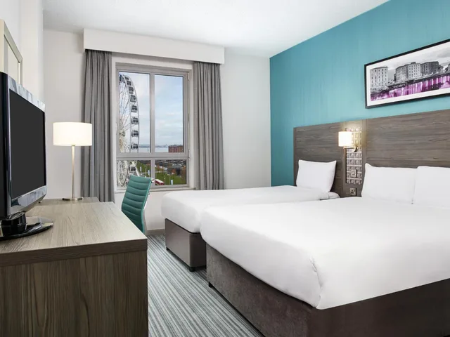 غرفة بسرير مزدوج وسرير فردي، Leonardo Hotel Liverpool 2/3