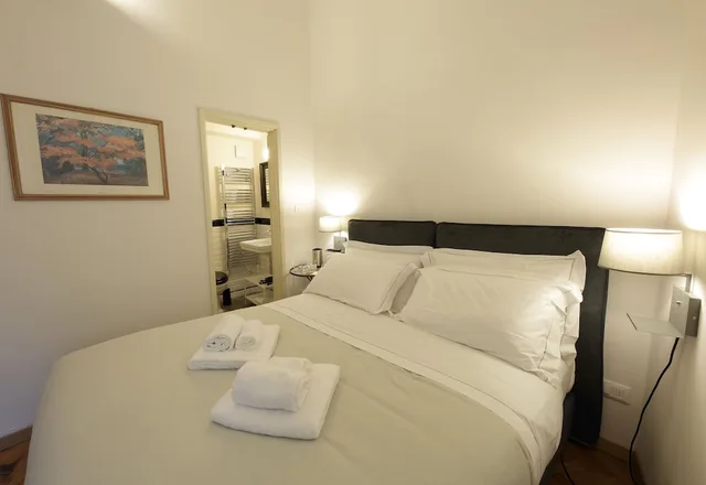 Standard, Queen Bed, Corsini Tintori 1/7