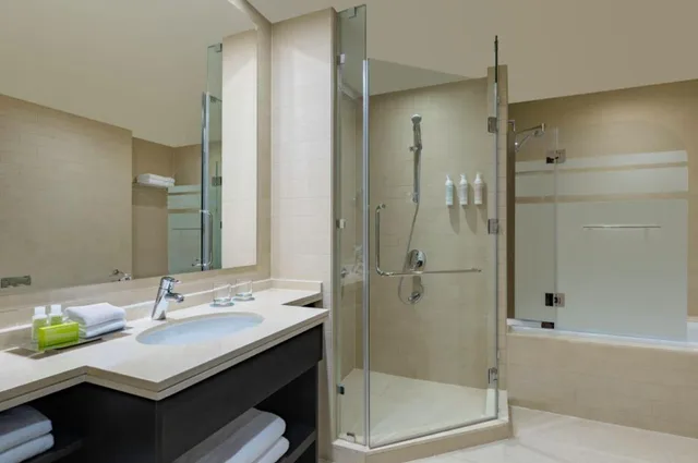 شقة كبيرة بسرير كينج وسريرين كينج بإطلالة على المدينة بغرفتي نوم، Le Meridien City Center Doha 4/7