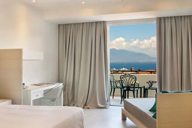 غرفة تنفيذية ثلاثية بسرير كينج وسرير فردي بإطلالة على البحر، Hilton Sorrento Palace 5/6