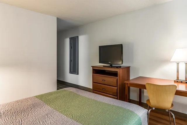 Deluxe, Queen Bed, Accessible, Motel6 Petersburg, VA - Fort Lee 7/10
