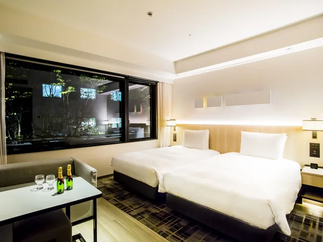 غرفة بسريرين منفصلين بإطلالة على الحديقة مع أريكة بحوض استحمام، Hyatt Place Kyoto 5/8