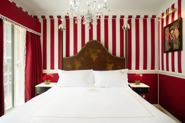 Family Suite, King Bed, Rubens At the Palace 2/9