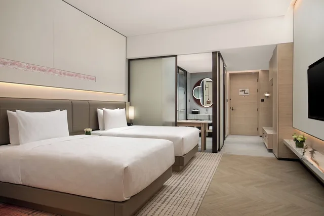 غرفة قياسية بسريرين مزدوجين بإطلالة على البحيرة، Hualuxe Sanya Yalong Bay Resort 3/4
