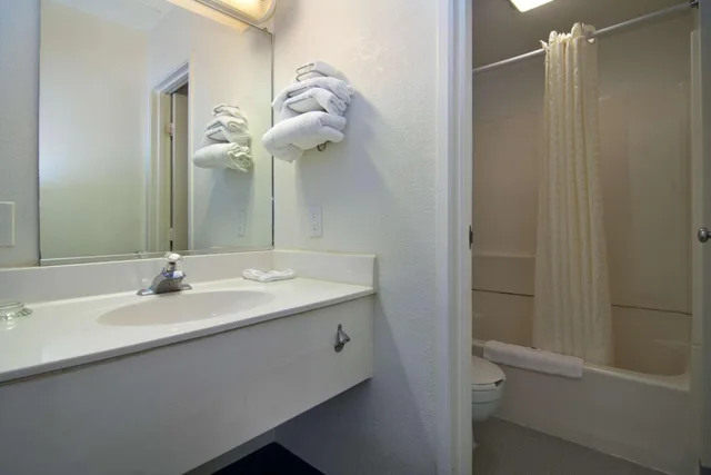 2 Queen Beds - Hearing Accessible، Motel6 Lakeville, MN - South - Lakeville 9/10