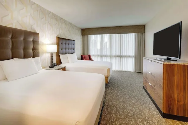 جناح بسريرين كوين بغرفتين مع أريكة، Drury Plaza Hotel Columbus Downtown 1/4