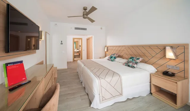 غرفة بسرير كينج بإطلالة على البحر بغرفتي نوم، RIU Ocho Rios All Inclusive 2/4