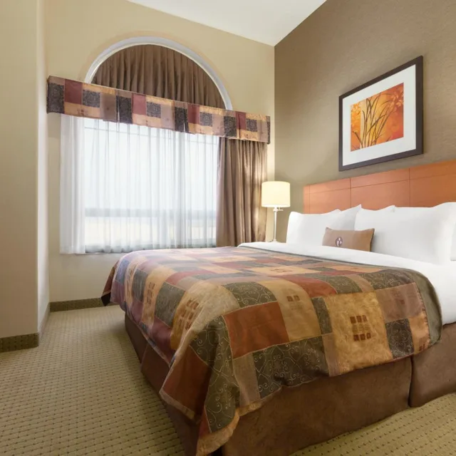 جناح ديلوكس بسرير كينج، Ramada By Wyndham Drayton Valley 1/5