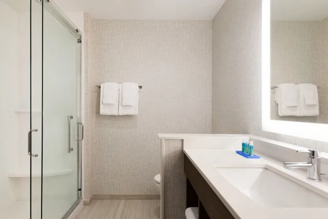 جناح بسرير كينج مع أريكة، HOLIDAY INN EXPRESS & SUITES CINCINNATI NE - RED BANK ROAD 4/5