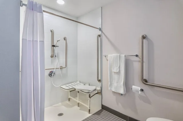 غرفة بسرير كينج لذوي الإعاقة، Comfort Inn and Suites Bradford 4/4