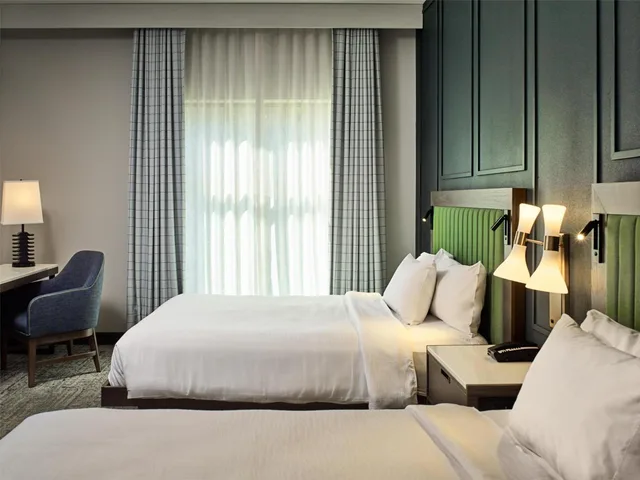 جناح بسريرين كوين بشرفة بغرفتين مع أريكة، Embassy Suites by Hilton Gatlinburg Resort 5/10