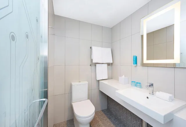 غرفة قياسية بسرير كينج وسرير كوين، Holiday Inn Express Sydney Macquarie Park 6/10