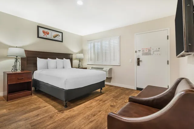 جناح بسريرين كوين مع أريكة بمطبخ، Best Western Rose Garden Inn 2/6