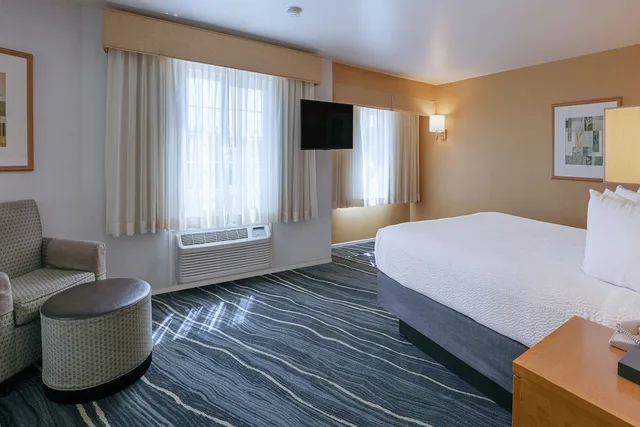 غرفة بسرير كينج لذوي الإعاقة، Ramada By Wyndham Costa Mesa/Newport Beach 6/10