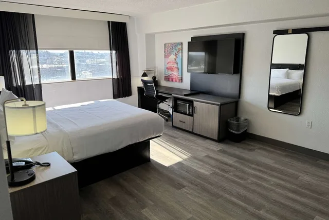 Efficiency, Suite, King Bed، La Quinta Inn & Suites Washington DC-Capital/NoMA 6/10
