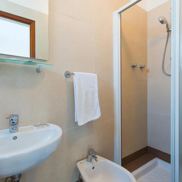 غرفة رباعية، Hotel Sirena 6/9