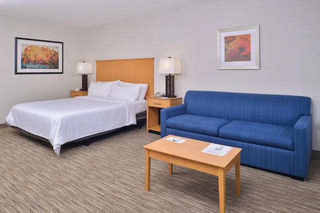غرفة قياسية بسرير كينج مع أريكة، Holiday Inn Express Stockton Southeast 2/4