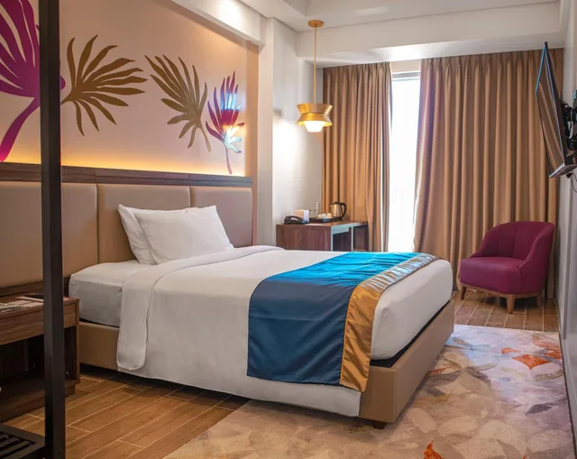 غرفة ديلوكس بسرير كوين بإطلالة على المدينة، Hotel Santika Premiere Dyandra Medan 2/5